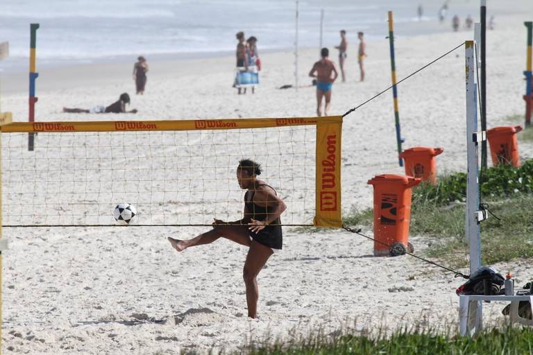 FOTO: Ronaldinho joga futevôlei na Barra