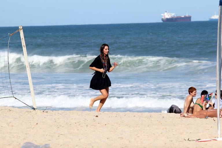FOTO: Estilosa, Glenda corre na praia