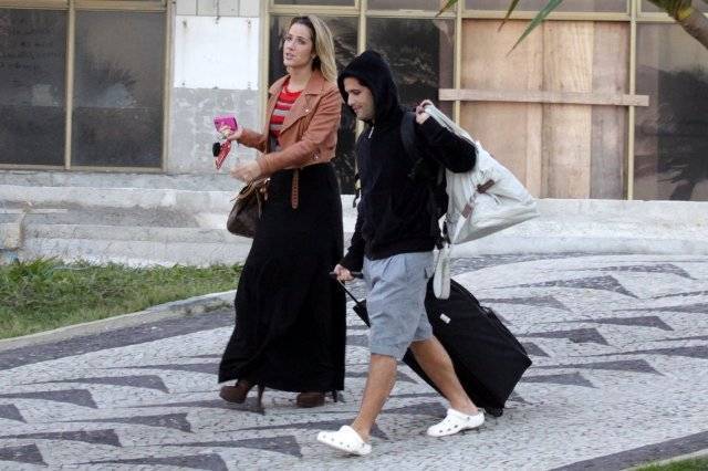 FOTO: Bruno Gagliasso ajuda a esposa