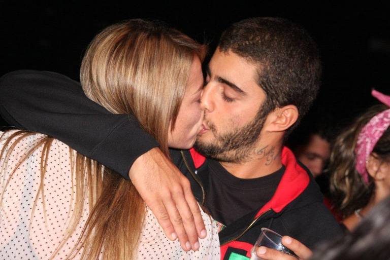 Luana Piovani e Scooby namoram em festa