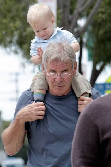 Harrison Ford passeia com neto no ombro