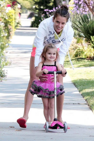 Filha de Ambrosio anda de patinete