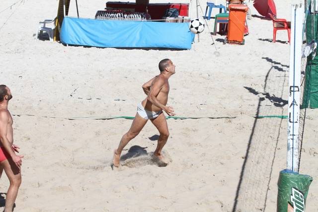 FOTO: Eri Johnson joga futevôlei no Rio