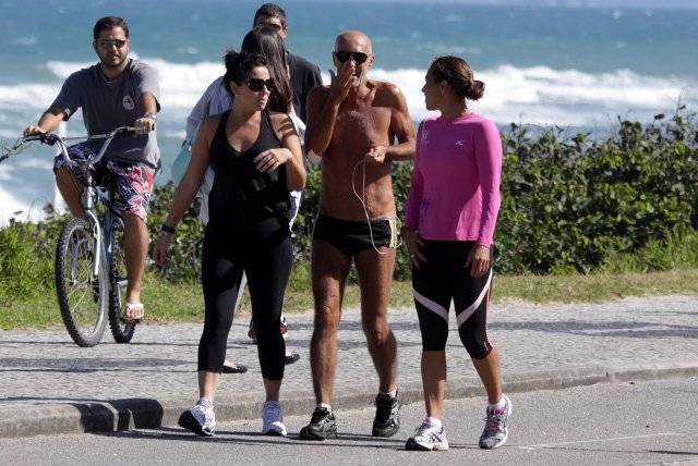 FOTO: Antonelli caminha na praia da Barra