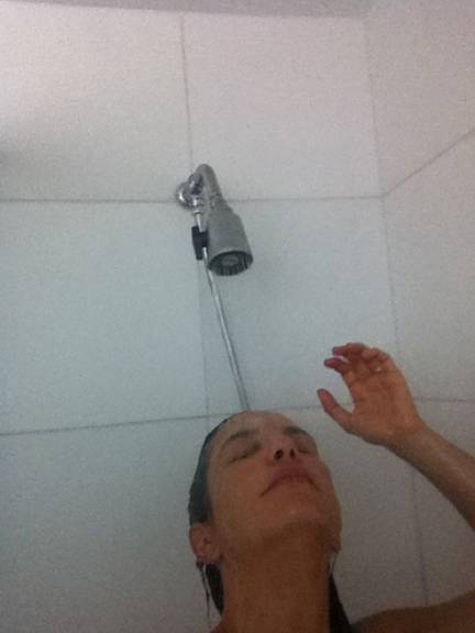FOTO: Ivete no momento do banho