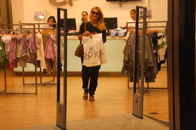 FOTO: Carol Dieckmann durante compras