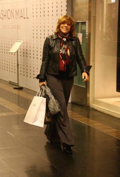 Glória Perez circula por shopping carioca