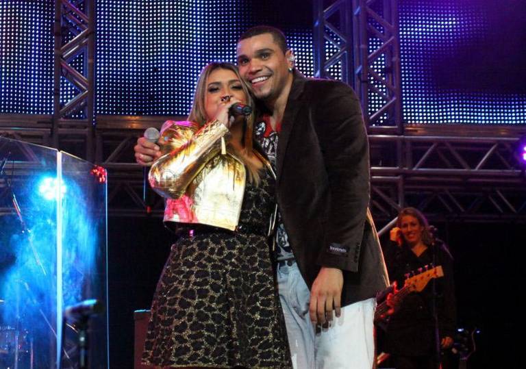 Preta Gil canta com funkeiro