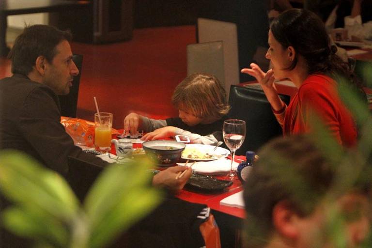 Murilo Rosa janta em restaurante japonês