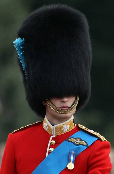 William e Kate prestigiam Rainha