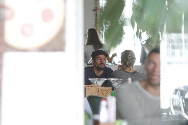 FOTO: Cauã e Grazi almoçam na Barra