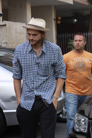 Rio: Ashton Kutcher vai a churrascaria