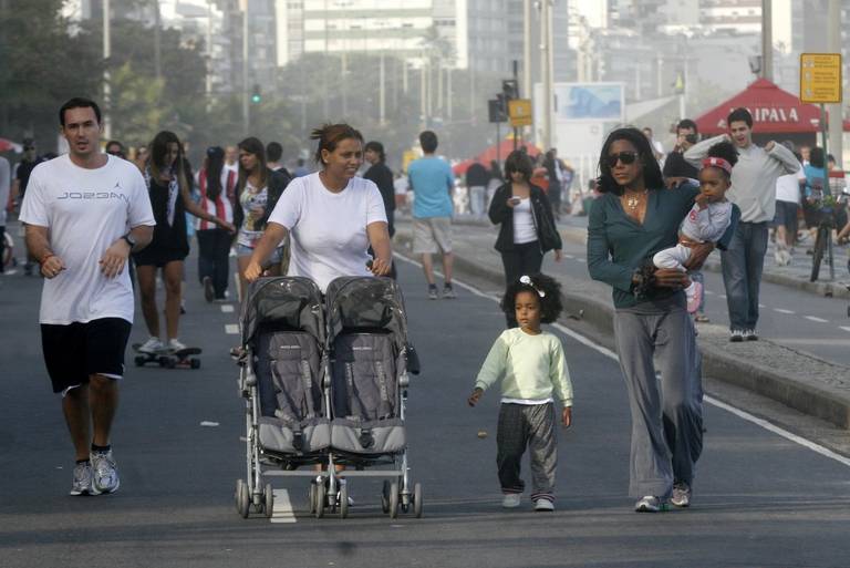 FOTO: Glória Maria leva filhas à praia