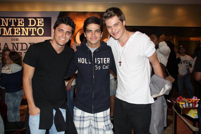 Galãs de Malhação vão ao teatro no Rio