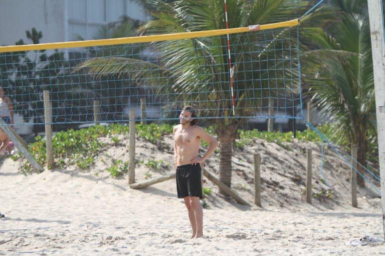 Ashton Kutcher joga vôlei na praia