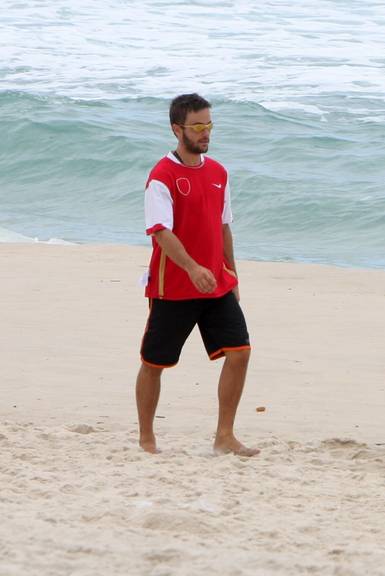 FOTO: caminhada de Kayky Brito na praia