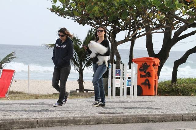 Ísis passeia com sua cachorrinha