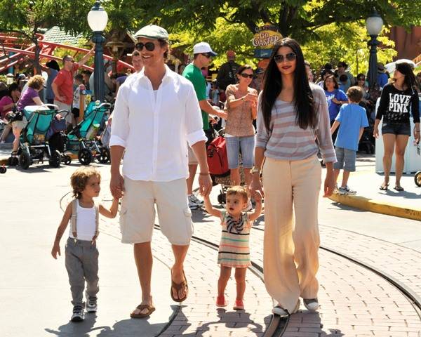 Camila Alves com a família na Disney