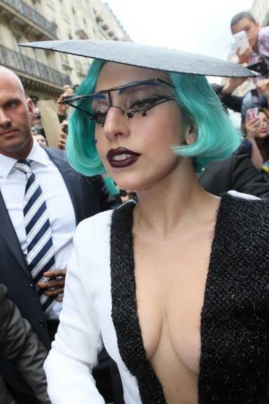 Lady Gaga veste look de Pedro Lourenço
