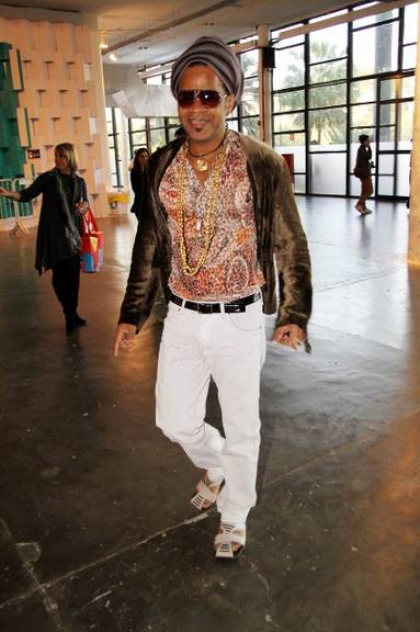 Cantor acha sexy vestir roupa de mulher