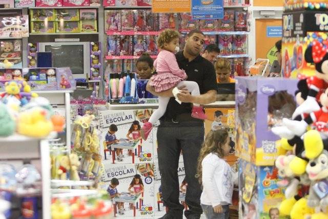 Adriano agrada os filhos com passeio