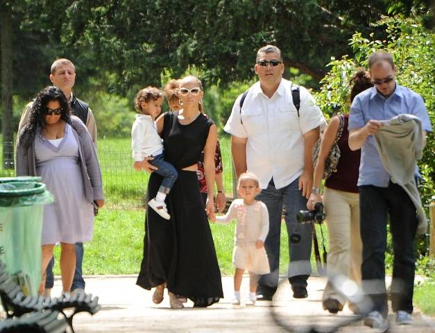 Jennifer Lopez se diverte com os filhos em Paris