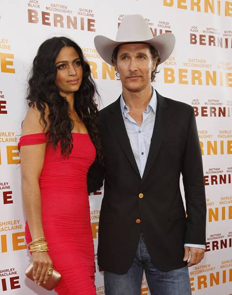 Camila Alves e o amado vão a première