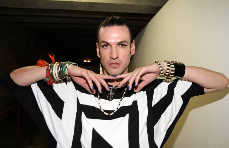 Famosos prestigiam desfile da Neon no SPFW