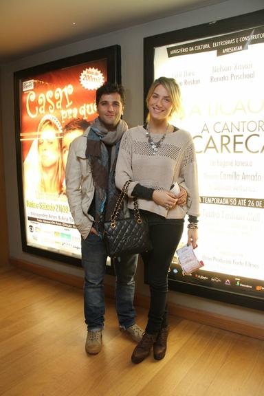 Gagliasso e Giovanna vão ao teatro no Rio
