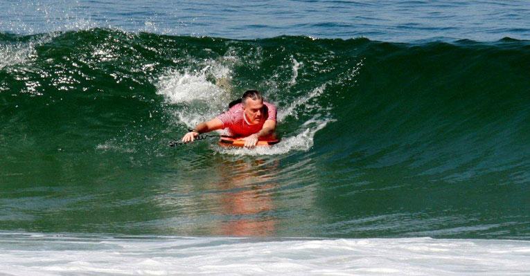Em dia de praia com a família, Pedro Bial pega onda