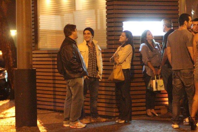 Bruno Gagliasso janta com amigos