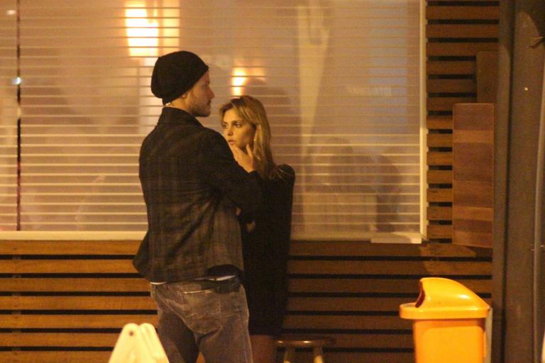 Fernanda Lima tem jantar romântico
