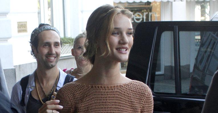 Rosie Huntington chega ao Copacabana Palace