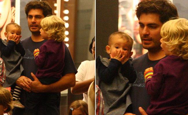 Thiago Lacerda em momento paizão com Gael e Cora