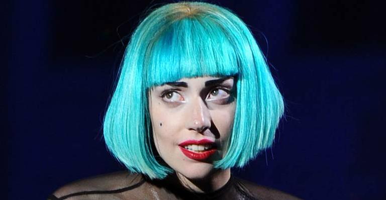 Gaga presenteia Kate Moss com um acordeão