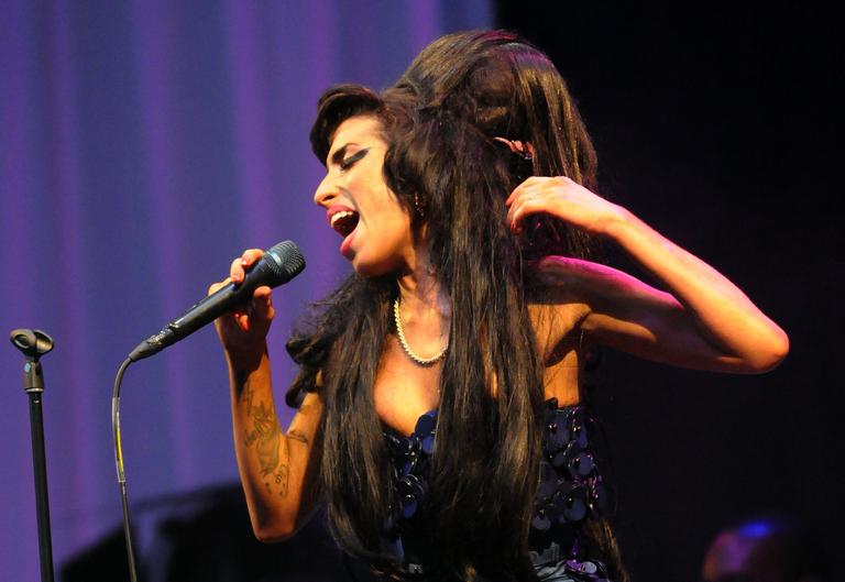 Amy Winehouse cancela shows na Europa