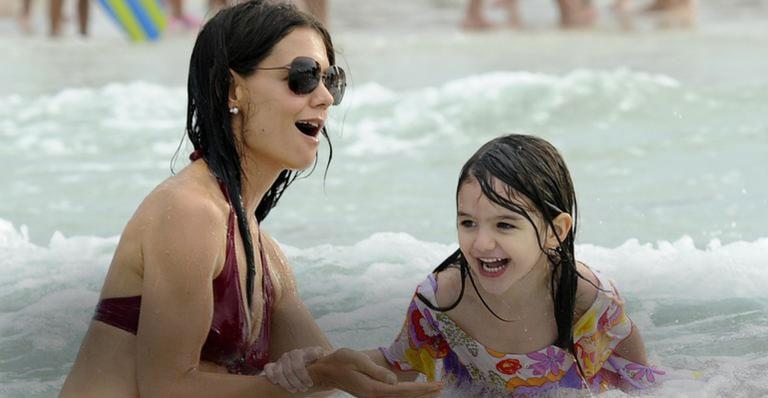 Suri Cruise se diverte na praia com a mãe