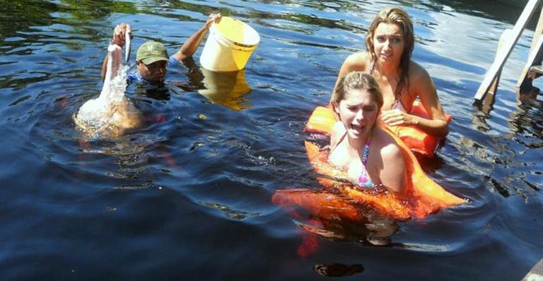 Modelo se assusta com boto no Amazonas