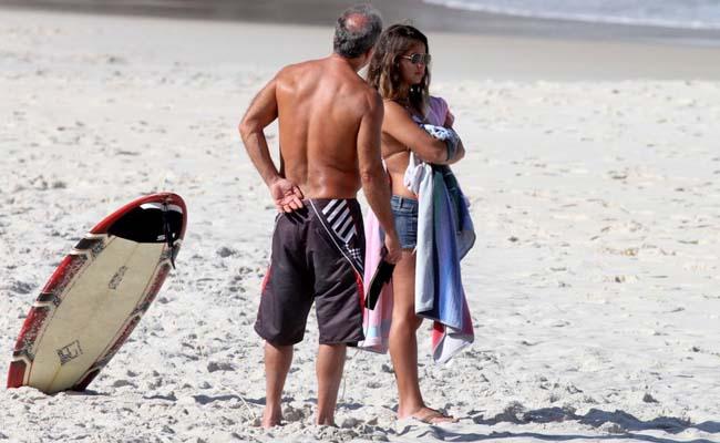 Kadu Moliterno e Lanai em dia na praia do Rio