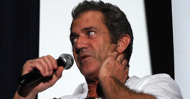 Mel Gibson namora modelo grega