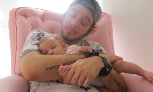 Max Porto posa com a pequena Luna