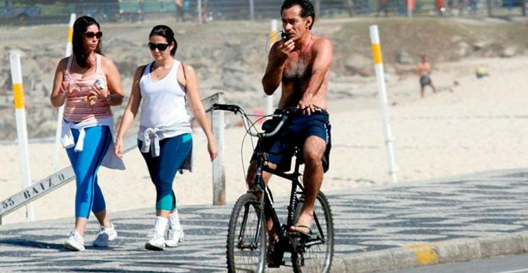 Chico Díaz pedala na orla do Leblon