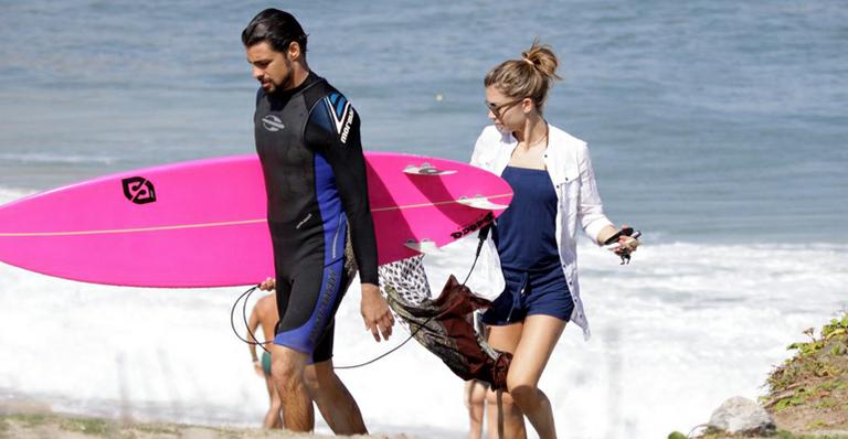Grazi e Cauã curtem dia em praia do RJ