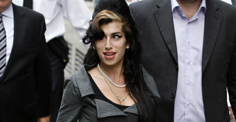 Corpo de Amy é retirado do apartamento