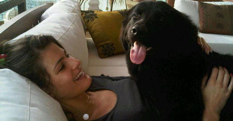 Isabeli Fontana se diverte com cachorro
