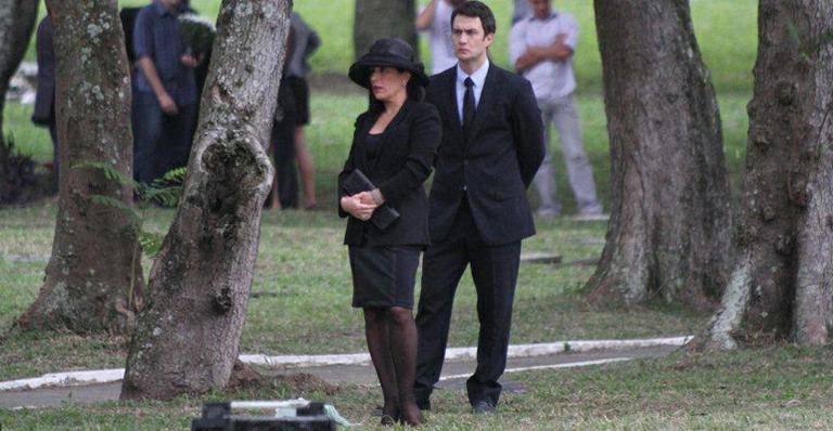 Gloria e Gabriel juntos na novela