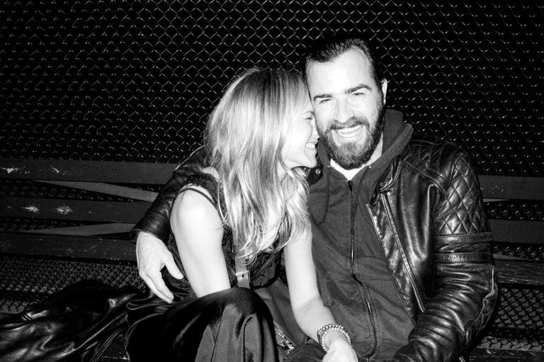 Jennifer e Theroux: carinho em foto
