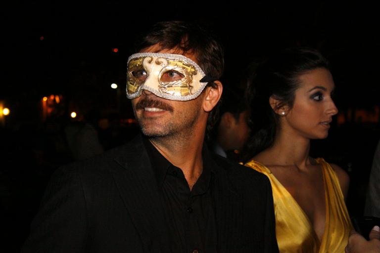 Marcelo Faria se diverte em Baile de Máscaras