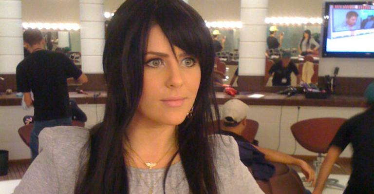 Íris Stefanelli veste peruca e brinca com fãs