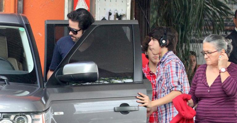 Murilo Benício passeia com os filhos